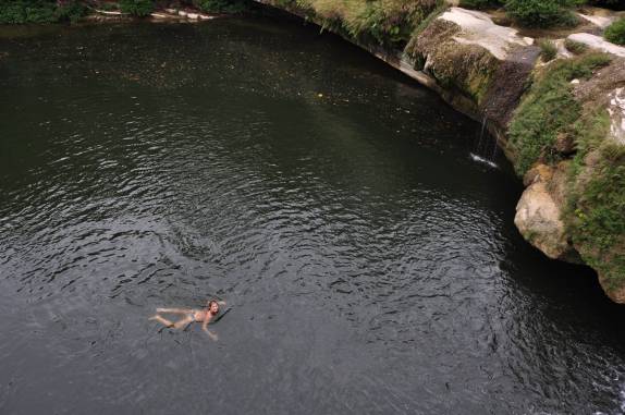 Refrescando-se em piscina natural do Rio Blanco National Park, no sul de Belize